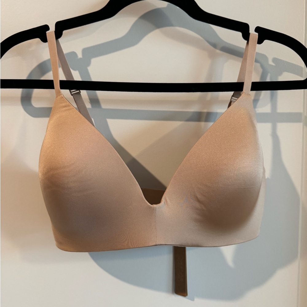 NWT SKIMS wireless form lightly lined bra size 34D